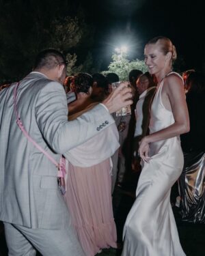 Rafa Brites Instagram - Repare na evolução das fotos… O casamento da @celinalocks  e do @ronaldo foi perfeito, não só pq tudo estava lindo… mas pq tudo estava leve, feliz e dançante! É impressionante como a Celina tem esse dom, ser o ápice da chiqueza e bom gosto , mas nunca chegar perto da frescura ou ostentação.. Que o amor vença todos os dias e a vida de vcs tenha o gosto daquela pipoquinha doce