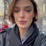 Rafa Brites Instagram - As vezes recebo msgs aqui que “quase”…” quase” me tiram do sério, me irritam ou me ofendem. Mas ao mesmo tempo vejo como uma grande oportunidade de diálogo. E como a ministra Cida Gonçalves diz : dialogar com iguais é fácil. Para sermos eficientes e estrategistas temos que enfrentar o desafio de dialogar com pessoas que pensam diferente. Ou ficamos no eterno “convertendo convertidos” . Enquanto falamos dos desdobramentos da economia do cuidado, violência doméstica, racismo, assédios, impactos das mudanças climáticas para as mulheres recebo uma msg de uma seguidora dizendo que acha tudo mimimi porque não se SENTE menos. Então pensei em gravar esse vídeo inclusive para as mulheres que ja estão nesse privilégio de viver essa igualdade ( lembrando que todos os casos que citei acontecem em todos os níveis sociais) mas ok . Caso essa mulher sinta e tenha esse poder , MEU DEUS precisamos de você com a gente ! Por isso a resposta para todas as mulheres ,homens e empresas que me seguem e não sentem o impacto da desigualdade de gênero é de vc que a gente precisa! É você que eu queria conversar! E estou aqui para isso! As mudanças só trazem melhorias para a sociedade, política e economia. Tenho dados rsrrs.