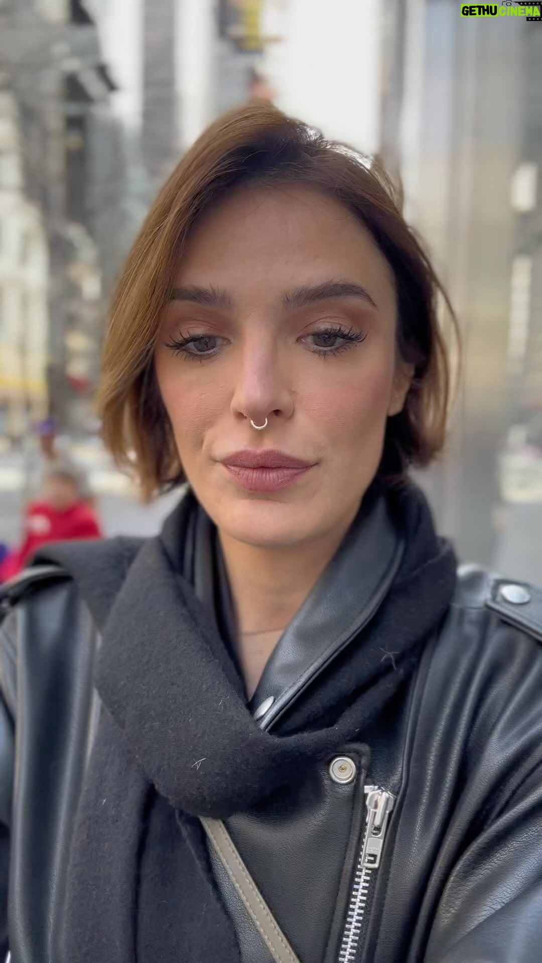 Rafa Brites Instagram - As vezes recebo msgs aqui que “quase”…” quase” me tiram do sério, me irritam ou me ofendem. Mas ao mesmo tempo vejo como uma grande oportunidade de diálogo. E como a ministra Cida Gonçalves diz : dialogar com iguais é fácil. Para sermos eficientes e estrategistas temos que enfrentar o desafio de dialogar com pessoas que pensam diferente. Ou ficamos no eterno “convertendo convertidos” . Enquanto falamos dos desdobramentos da economia do cuidado, violência doméstica, racismo, assédios, impactos das mudanças climáticas para as mulheres recebo uma msg de uma seguidora dizendo que acha tudo mimimi porque não se SENTE menos. Então pensei em gravar esse vídeo inclusive para as mulheres que ja estão nesse privilégio de viver essa igualdade ( lembrando que todos os casos que citei acontecem em todos os níveis sociais) mas ok . Caso essa mulher sinta e tenha esse poder , MEU DEUS precisamos de você com a gente ! Por isso a resposta para todas as mulheres ,homens e empresas que me seguem e não sentem o impacto da desigualdade de gênero é de vc que a gente precisa! É você que eu queria conversar! E estou aqui para isso! As mudanças só trazem melhorias para a sociedade, política e economia. Tenho dados rsrrs.