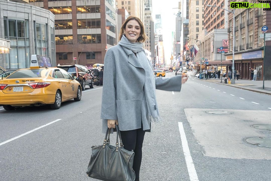 Rafa Brites Instagram - If we could make it here i ‘ll make it anywhere. Best sellers Latin writers. Que dia incrivel @maytecarvalhos . Falamos em inglês (OMG) sobre nossos livros e vidas na biblioteca pública de NYC. Foi só o começo. Obrigada a todas e todos os participantes a @camilaachutti pela linda abertura Thank you all. Photos @photovanessacarvalho NYC Public Library 5th Avenue