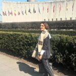Rafa Brites Instagram - Essa msg é pra você! CSW Comissão do Status da mulher na ONU. Honrada em fazer parte dessa delegação novamente.Ja comentei que as vezes fico sem saber como posso ser realmente útil em ambientes assim por ser essa “peça” que não se encaixa perfeitamente em nenhum cargo. Não sou do governo, não represento grandes empresas… ou tive algum feito específico. O que posso fazer com todos esses tristes dados de desigualdade de gênero e todos seus atravessamentos? Mas por um motivo SIGO presente. Porque me pergunto o que VOCÊs seguidoras e seguidores poderiam fazer? E ai me vem mil respostas, ideias, ações que vejo VOCÊS fazendo…. As empresas que eu palestro ,as leitoras , amigas e amigos … E percebendo esse potencial em VOCÊS , vejo em mim também esse poder. São milhões de pessoas são multi milhões de reais. Tem gente com muito $$ por aqui tmb (amém). Desde ações simples VOTAr. E sairmos de 15% de representatividade na política … numero 142 no ranking mundial. Afff ate grandes investimentos em formação de mulheres na área de tecnologia. Crédito para empreendedoras …Queria saber de você qual ideia legal você teria ou qual seria seu discurso num evento assim. United Nations Organisation (ONU) - New York City