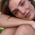 Rafa Brites Instagram - Hoje quem vai falar do meu corpo sou eu. Desativei os comentários porque quero que você entenda como eu me vejo... Pensa comigo: Se existe um padrão que nos é imposto como belo, certo, perfeito...eu, Rafa estou ali bem perto dele, a ponto de você ai pensar: Nossa essa mulher deve se olhar no espelho e sorrir todos os dias. Pois aí é que está, a maneira como nossa sociedade construiu e prática essa opressão em no nosso INTERIOR. Poucas vezes na vida eu me olhei no espelho e não me julguei, e não procurei um defeito. Seja meu joelho (que parece dois bebês chorando), ou que o peito era pequeno, a bunda grande... cicatriz, Melasma. Criações incessantes para o desamor. E quando todas essas “vozes” são concretizadas com um comentário? Engordou, emagreceu, botou silicone, tirou, toma anabolizante (já li muito isso) etc, etc... Não ligar para o que os outros dizem? Com a idade melhora, mas nos humanos não fomos feitos para isso. Somos interdependentes. Dependemos um dos outros e é praticamente impossível nos abstermos do sentimento que a opinião alheia nos traz. O exercício então é: e se não comentássemos o corpo alheio? Será que não é o primeiro passo para desconstruirmos essa prisão que vivemos até aqui? @dovebrasil #CorpoSemComentários #publicidade
