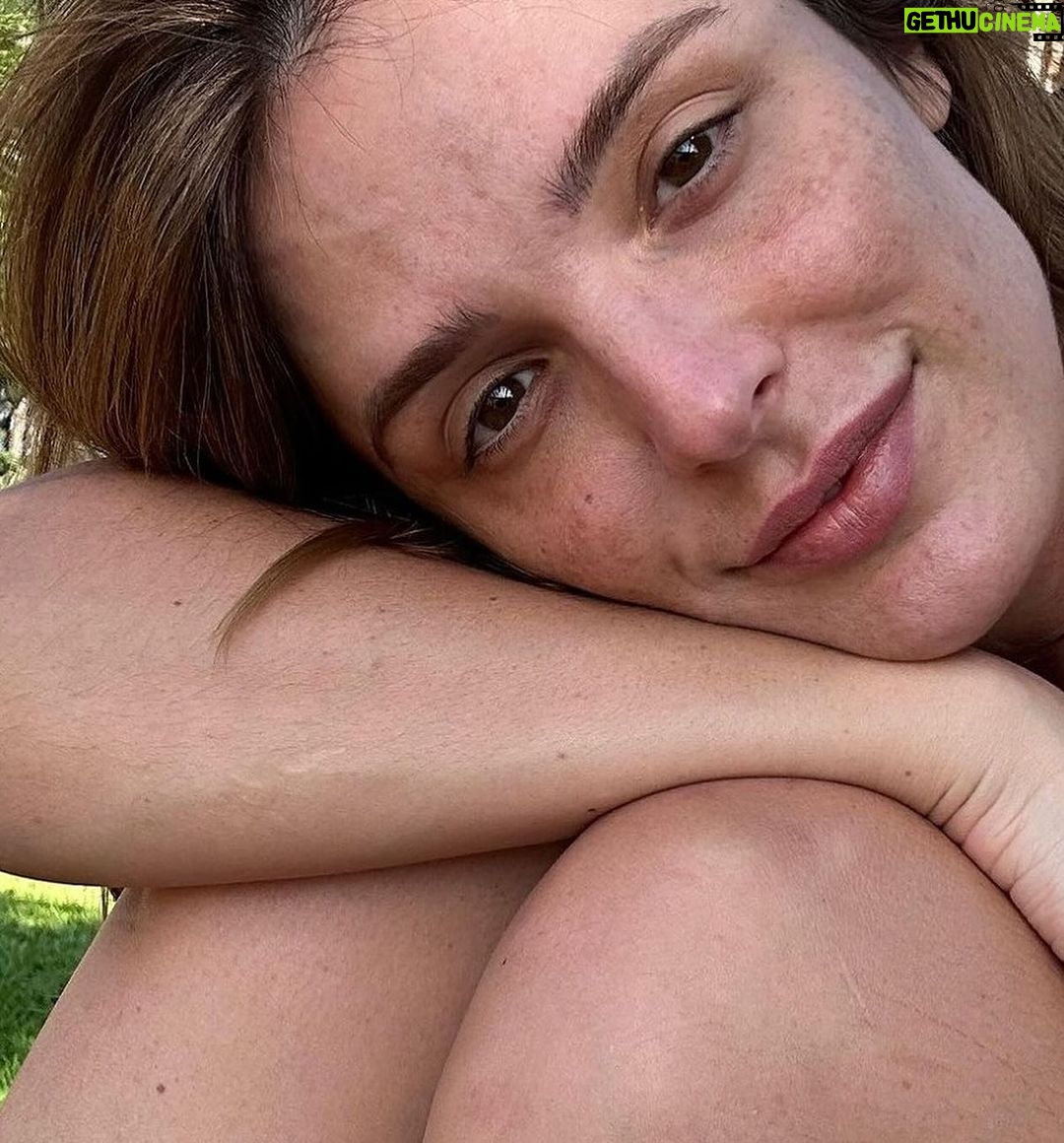 Rafa Brites Instagram - Hoje quem vai falar do meu corpo sou eu. Desativei os comentários porque quero que você entenda como eu me vejo... Pensa comigo: Se existe um padrão que nos é imposto como belo, certo, perfeito...eu, Rafa estou ali bem perto dele, a ponto de você ai pensar: Nossa essa mulher deve se olhar no espelho e sorrir todos os dias. Pois aí é que está, a maneira como nossa sociedade construiu e prática essa opressão em no nosso INTERIOR. Poucas vezes na vida eu me olhei no espelho e não me julguei, e não procurei um defeito. Seja meu joelho (que parece dois bebês chorando), ou que o peito era pequeno, a bunda grande... cicatriz, Melasma. Criações incessantes para o desamor. E quando todas essas “vozes” são concretizadas com um comentário? Engordou, emagreceu, botou silicone, tirou, toma anabolizante (já li muito isso) etc, etc... Não ligar para o que os outros dizem? Com a idade melhora, mas nos humanos não fomos feitos para isso. Somos interdependentes. Dependemos um dos outros e é praticamente impossível nos abstermos do sentimento que a opinião alheia nos traz. O exercício então é: e se não comentássemos o corpo alheio? Será que não é o primeiro passo para desconstruirmos essa prisão que vivemos até aqui? @dovebrasil #CorpoSemComentários #publicidade