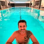 Rafa Brites Instagram - Dia de Mel: batizei assim alguns dias do ano que conseguimos dar uma fugida e curtirmos só o casal. As vezes ficamos esperando Aquela viagem… aquelas férias longas, e sabemos que com filhos não é facil. Viemos pro @palaciotangara viver esse refúgio dos sonhos. Comemorar o aniversário do Felipe. Foi muito especial! Seja em casal, em família , sozinha (tai um sonho das mães tambem) shhhh. Abafa! Você nunca vai se sentir tão bem cuidada. Hoje pela manhã recebemos um notícia (que eu ainda não estou pronta para escrever sobre) …mas a equipe é tão atenciosa que viu eu e o @andreolifelipe chorando no café da manhã… Minutos depois voltamos para o quarto e tinha esse cartão lindo. Um hotel de luxo é muito mais do sua arquitetura , gastronomia spa… maravilhosos. Sempre são as pessoas que fazem a diferença . ♥️ Palácio Tangará