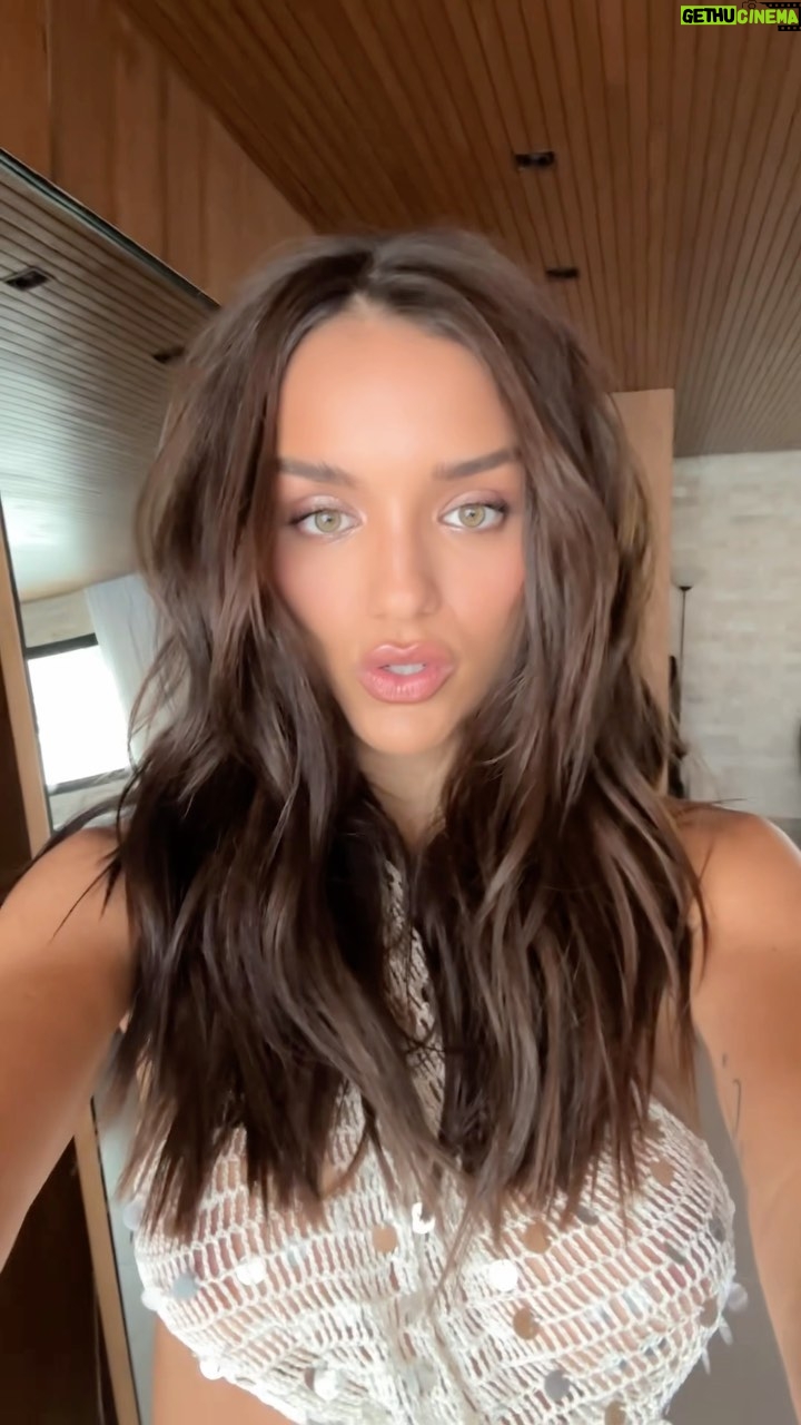 Rafa Kalimann Instagram - Vamos falar de cabelos? Cuidar dos meus em todos os meus momentos é algo essencial pra mim 🫶 A @braehaircare acabou de lançar o Essential anti quebra, Que chegou para complementar a linha que já é uma queridinha da marca, a Essential! O essential anti quebra é um leave-in que possui foco em reparação intensa para todos os tipos de cabelos, tem ação anti quebra nos fios e conta com proteção térmica, para ser usado antes de ferramentas térmicas. Aquele favorito para ter sempre em mãos viu? #hair ad