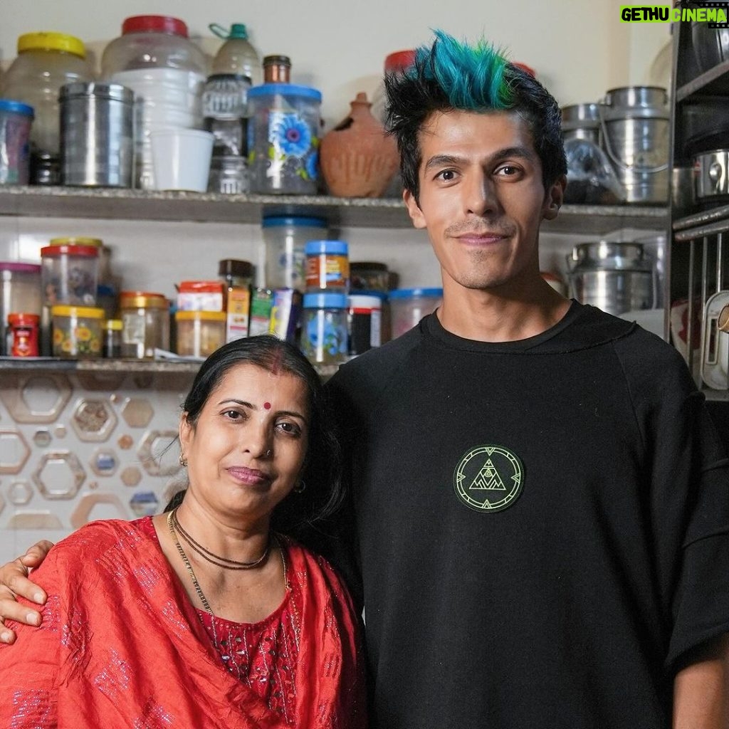 Rafa Polinesio Instagram - Mi familia india 🇮🇳 jajajaja mi cara en la primera foto 😂💀pero es la única que tenía con mi mamá India. Polinesios Gold ya vieron la versión extendida del vlog??
