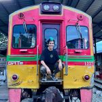 Rafa Polinesio Instagram - Tren solo para nosotros!! A donde nos vamos👇👇 En el último video se ve como pasó a centímetros de nosotros!!! Train and Floating Market , Thailand