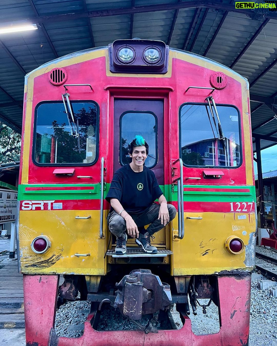 Rafa Polinesio Instagram - Tren solo para nosotros!! A donde nos vamos👇👇 En el último video se ve como pasó a centímetros de nosotros!!! Train and Floating Market , Thailand