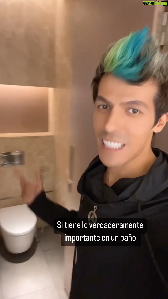Rafa Polinesio Instagram - Baños de Dubai