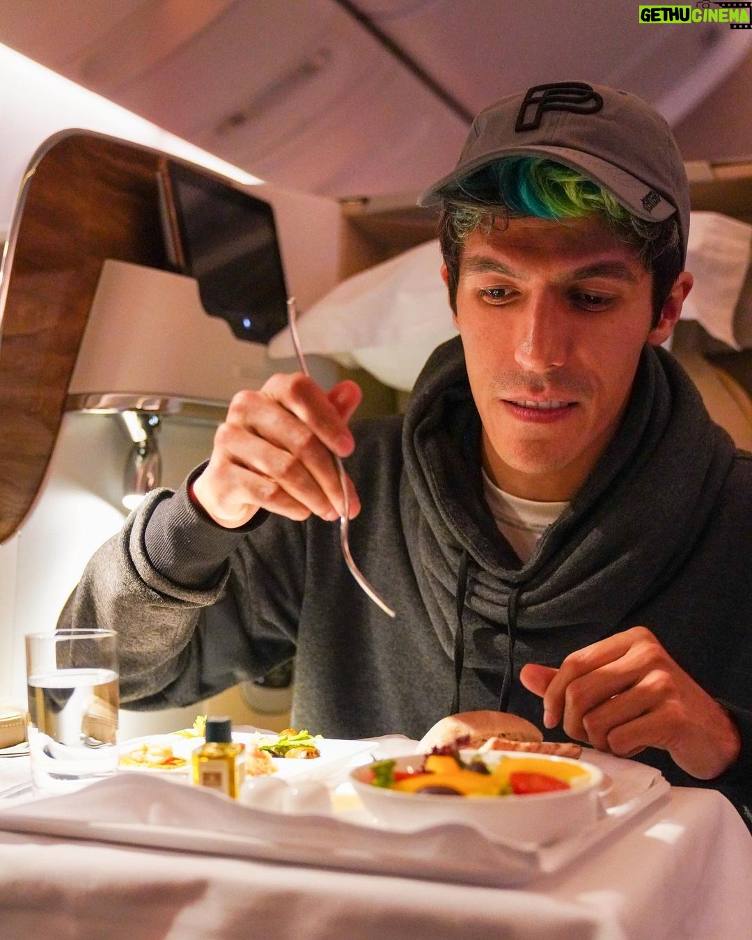 Rafa Polinesio Instagram - Imaginen viajar por casi 24 horas!! Les grabamos todo lo que nos pasó en nuestro vuelo a Dubai en Emirates ✈️ fue muy divertido, estén pendientes porque les contaré todo lo que estamos viviendo en Dubai!!
