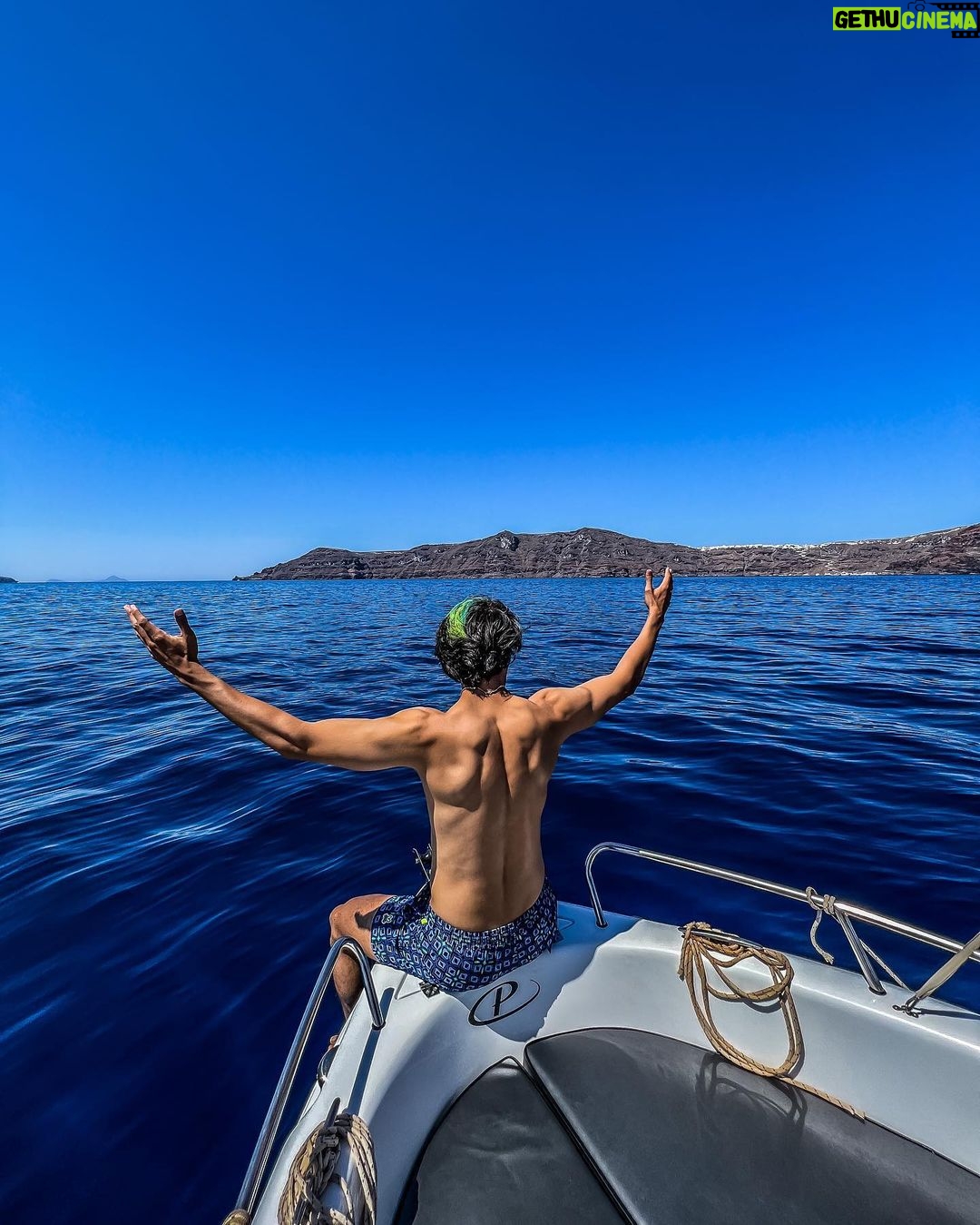 Rafa Polinesio Instagram - Perdidos en medio del océano 🐠🚤 Santorini, Grecia