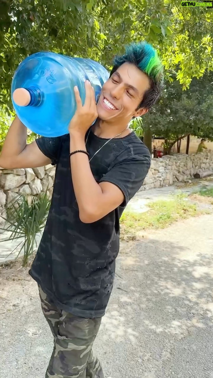 Rafa Polinesio Instagram - Servicio de agua Rafa 🤣