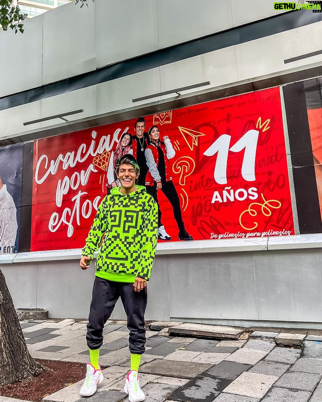 Rafa Polinesio Instagram - Hoy cumplimos 11 años de esta gran aventura e iniciamos con su regalo!! GRACIAS por su amor. Nadie nos había hecho algo así!! 🥺 Contexto: Polinesios se organizaron para poner este espectacular en la Ciudad e Mexico y celebrar el inicio de 11 años juntos. (Insurgentes 19 por si lo quieren visitar) Mexico City, Mexico