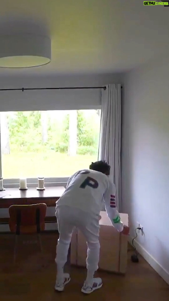 Rafa Polinesio Instagram - Como les gustaría que acomodara mi habitación??