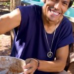 Rafa Polinesio Instagram - Antes de iniciar la construcción de la casa, estamos aprendiendo varias cosas para ser sustentables. Una familia de una comunidad me enseñó a alimentar a sus animales 🐷 🦆 🐤 🐓