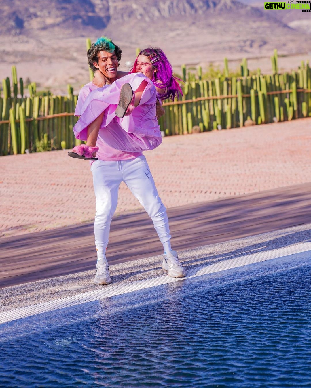 Rafa Polinesio Instagram - Estuve muy tentado a lanzar a la cumpleañera al agua!! @myppmarket gracias por mi playera para este día!!