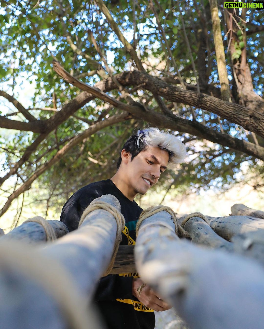 Rafa Polinesio Instagram - Como voluntario en WildLife SOS conocí que no es natural que un animal permita que un humano lo monte o se acerque demasiado a el, los animales que permiten eso pasaron un fuerte proceso de tortura que se le llama "Quebrantar el espíritu" para enseñarle que el humano manda. La mayoría desconocemos esto, incluso yo había montado animales anteriormente, pero al conocer lo que hay detrás decidimos compartir nuestra experiencia y así más personas sepan como actuar al momento de estar frente a un animal que debería ser libre. Estamos a tiempo de retomar el camino hacia un mejor futuro en armonía con la tierra. Compartan el mensaje es la mejor forma de ayudar. 🌎🧍🌵🐪🌳🐘⛰️🦙🌲🐎🌴🐅🌱🧍🌍 #H3ROES