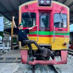 Rafa Polinesio Instagram - Tren solo para nosotros!! A donde nos vamos👇👇 En el último video se ve como pasó a centímetros de nosotros!!! Train and Floating Market , Thailand
