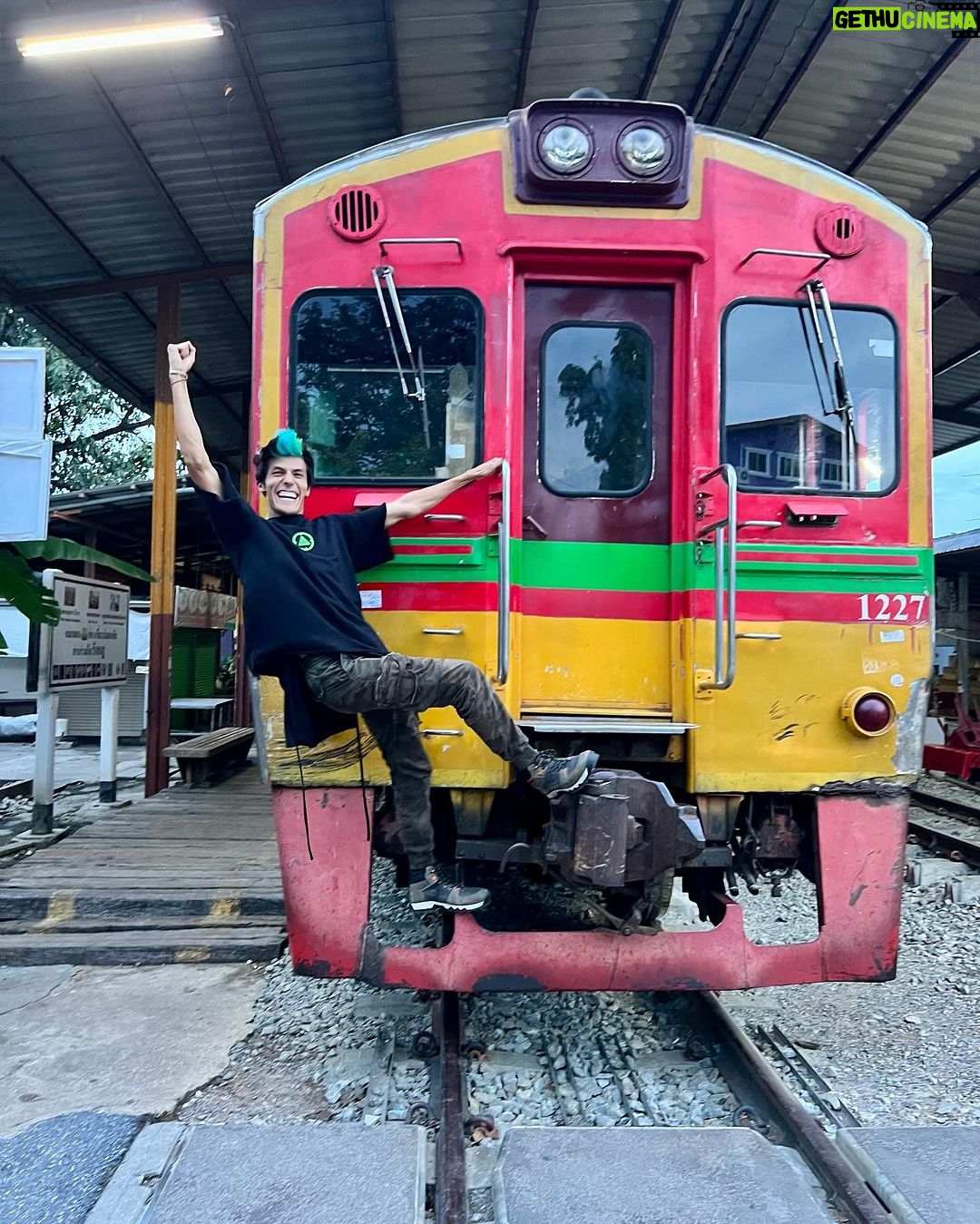 Rafa Polinesio Instagram - Tren solo para nosotros!! A donde nos vamos👇👇 En el último video se ve como pasó a centímetros de nosotros!!! Train and Floating Market , Thailand
