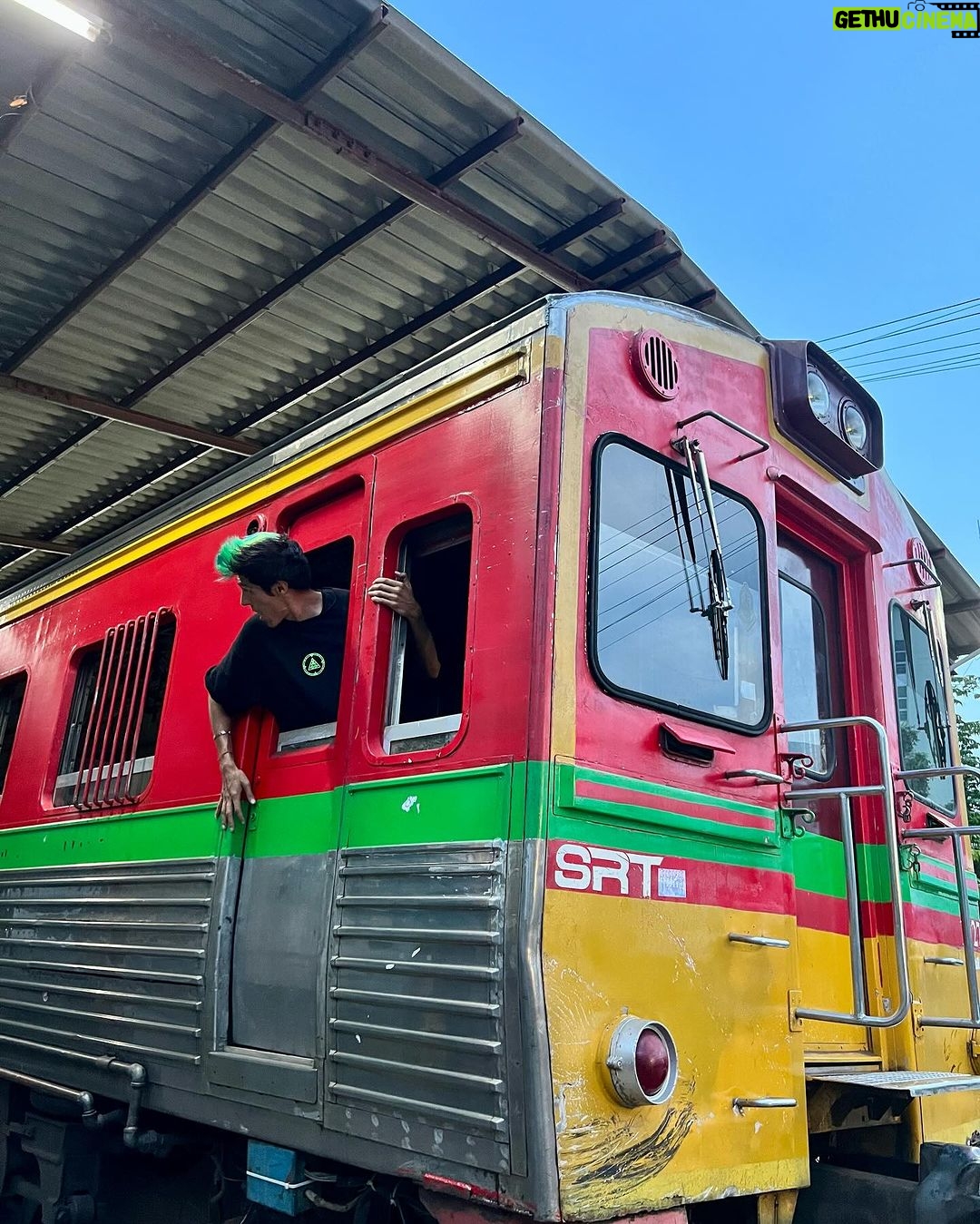 Rafa Polinesio Instagram - Tren solo para nosotros!! A donde nos vamos👇👇 En el último video se ve como pasó a centímetros de nosotros!!! Train and Floating Market , Thailand