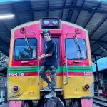 Rafa Polinesio Instagram - Tren solo para nosotros!! A donde nos vamos👇👇 En el último video se ve como pasó a centímetros de nosotros!!! Train and Floating Market , Thailand