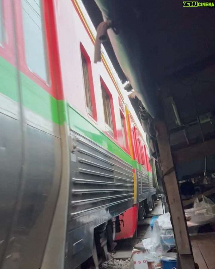Rafa Polinesio Instagram - Tren solo para nosotros!! A donde nos vamos👇👇 En el último video se ve como pasó a centímetros de nosotros!!! Train and Floating Market , Thailand