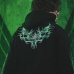Rafael Lange Instagram - Eu voltei. NOVA COLEÇÃO - "Marcas" Uma linha de roupas desenhadas por @lissahamada inspiradas nos próprios personagens de Ordem Paranormal. Link na bio. 📷: @cinemagrath