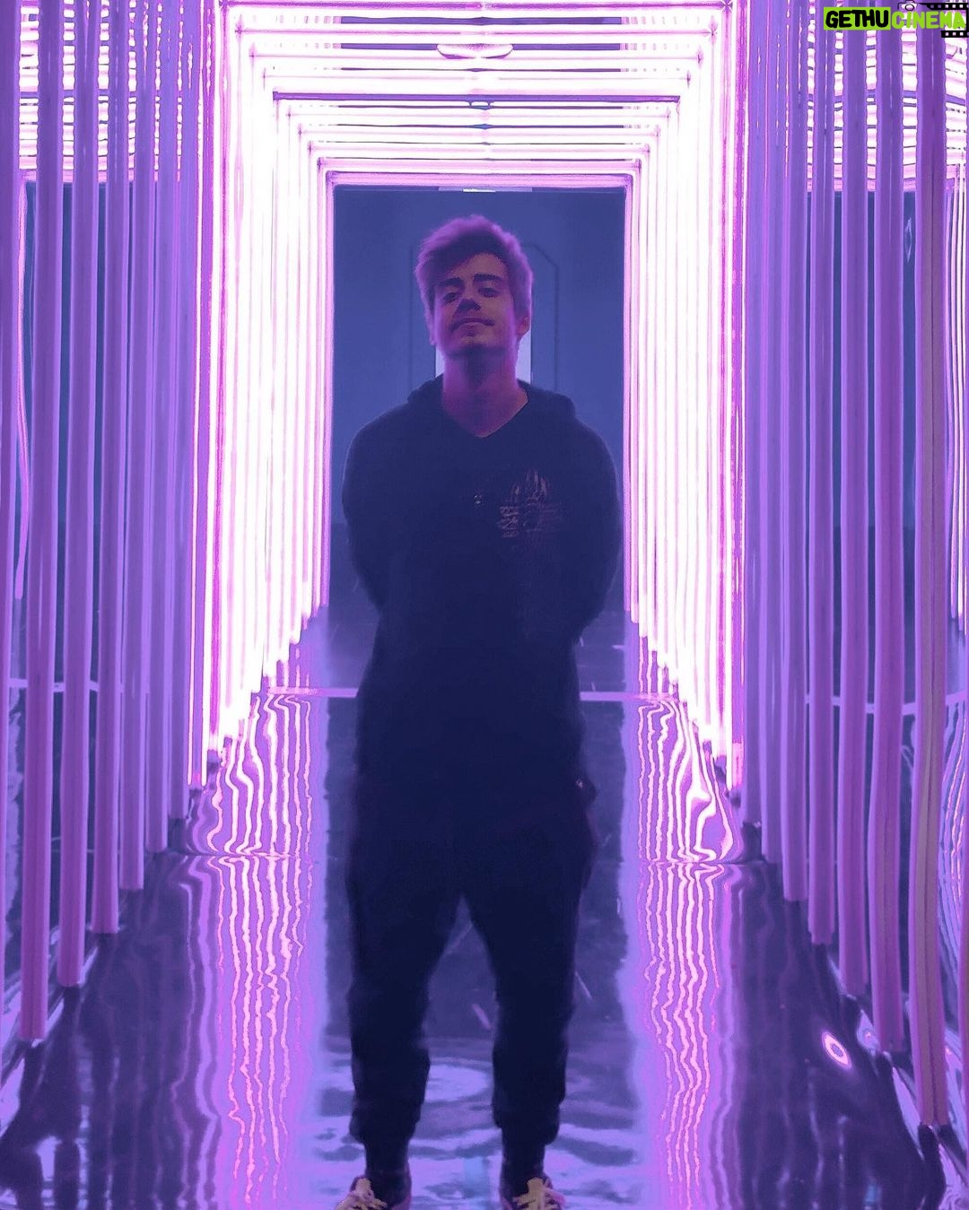 Rafael Lange Instagram - sangue roxo Los Angeles Convention Center