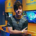 Rafael Lange Instagram - ja to na BGS aqui no stand do Banco do Brasil, que ta estreando na feira, e eles tao patrocinando DOTA 2 e lançando o canal da twitch deles 💛 eu vou cobrir tudo nas redes deles @bancodobrasil #maisquedigital Brasil Game Show