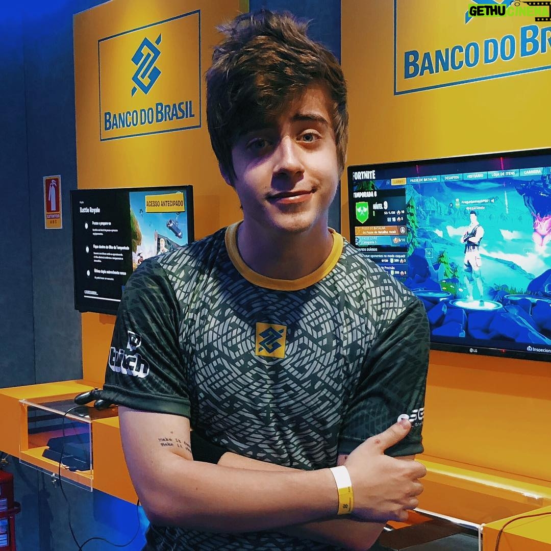 Rafael Lange Instagram - ja to na BGS aqui no stand do Banco do Brasil, que ta estreando na feira, e eles tao patrocinando DOTA 2 e lançando o canal da twitch deles 💛 eu vou cobrir tudo nas redes deles @bancodobrasil #maisquedigital Brasil Game Show