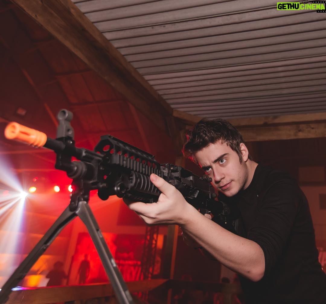 Rafael Lange Instagram - fui convocado para ajudar o Jack Ryan numa missão secreta e vivi o primeiro ep da série que você já pode assistir no Prime Video @primevideobr #JackRyanBR Campo de Marte