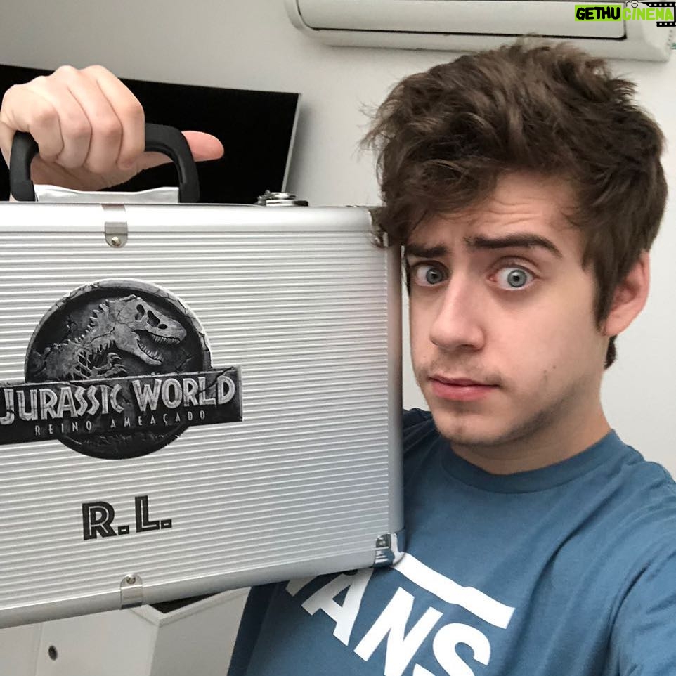 Rafael Lange Instagram - a @universalpicsbr me mandou essa maleta do novo Jurassic World o_o vem no stories ver o que tem dentro. o filme estreia nessa quinta dia 14 de junho #jurassicworld2