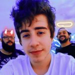 Rafael Lange Instagram - um sempre mente o outro só pode falar a verdade um falou “eu minto” qual deles disse isso isso mesmo nenhum isso é só uma foto Miami Beach, Florida