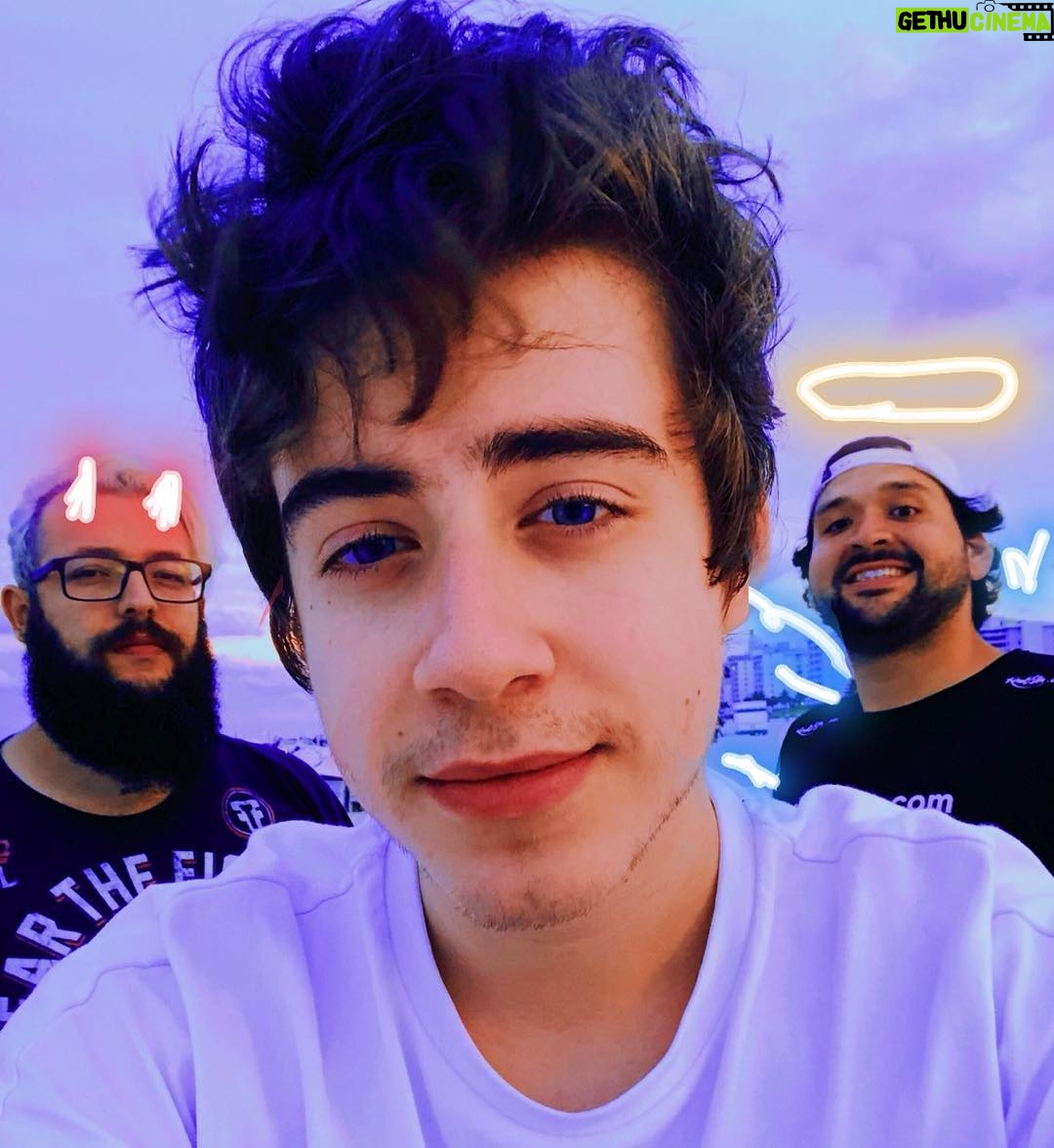 Rafael Lange Instagram - um sempre mente o outro só pode falar a verdade um falou “eu minto” qual deles disse isso isso mesmo nenhum isso é só uma foto Miami Beach, Florida