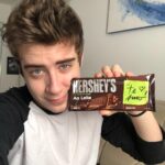 Rafael Lange Instagram - confesso que a hersheys me ganhou com essas embalagens fofinhas deles 🖤 marca alguem que você mandaria uma tambem #MandeUmHersheys #Páscoa #HERSHEYSBR"