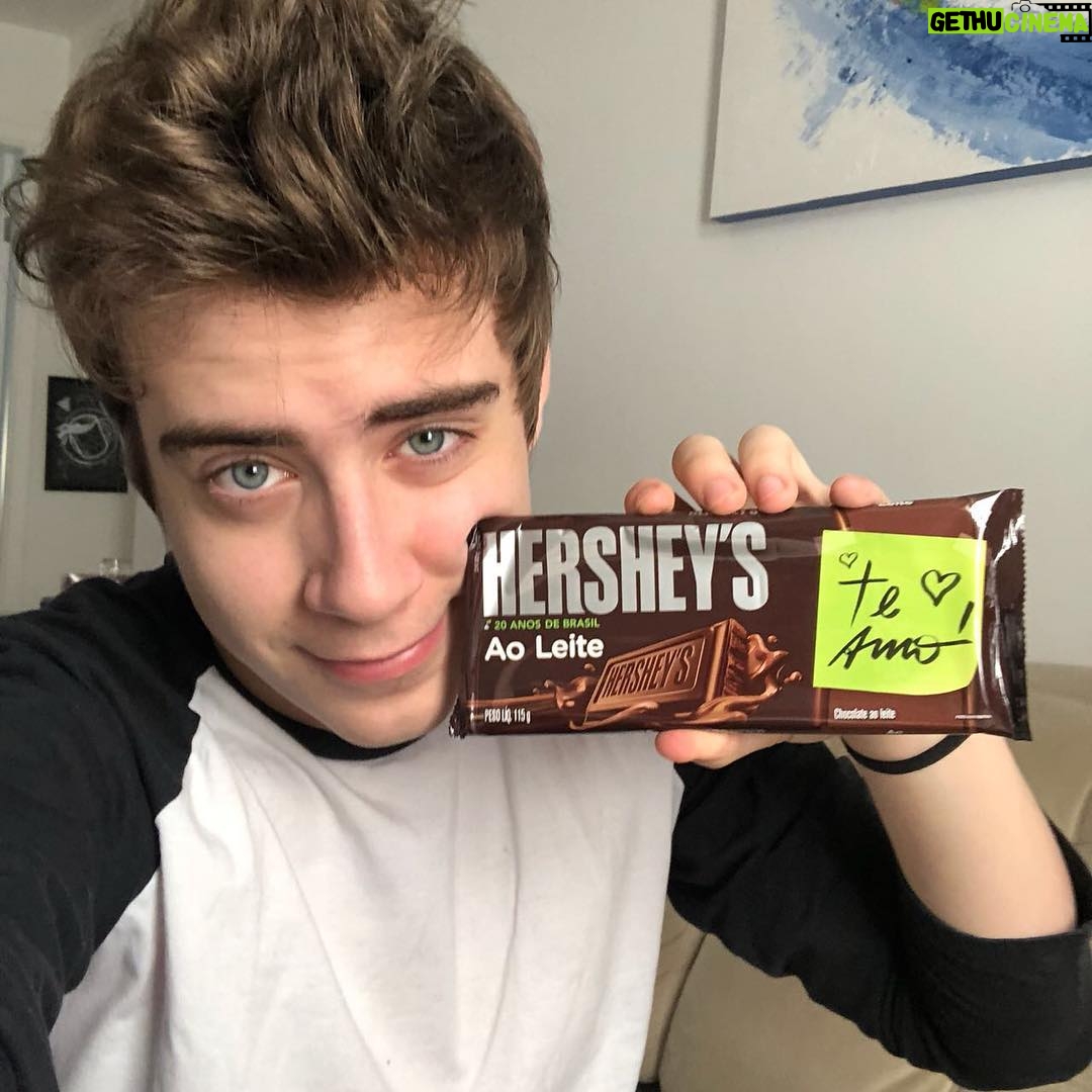 Rafael Lange Instagram - confesso que a hersheys me ganhou com essas embalagens fofinhas deles 🖤 marca alguem que você mandaria uma tambem #MandeUmHersheys #Páscoa #HERSHEYSBR"