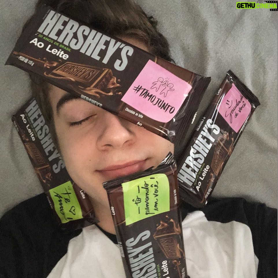 Rafael Lange Instagram - aaaa essas são as embalagens novas da Hershey's que vem com bilhetinhos pra vc dar de presente pra alguém que você gosta na páscoa <3 coisa fofa #MandeUmHersheys #Páscoa @hersheysbr