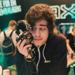 Rafael Lange Instagram - a @axe.br me deu 5 fones personalizados insanos (que inclusive são os mesmos da hyperX que eu usei por anos no canal) e como eu não tenho 10 orelhas, eu decidi que vocês que vão pegar eles - é só postar na timeline uma foto com a cara do Lolla BR, marcando @cellbitos e @axe.br, e com a #HyperXeAXEnoLolla as 5 fotos mais curtidas até 12pm de segunda-feira vao receber uma dessas maravilhas em casa 🖤 só vem Lollapalooza 2018