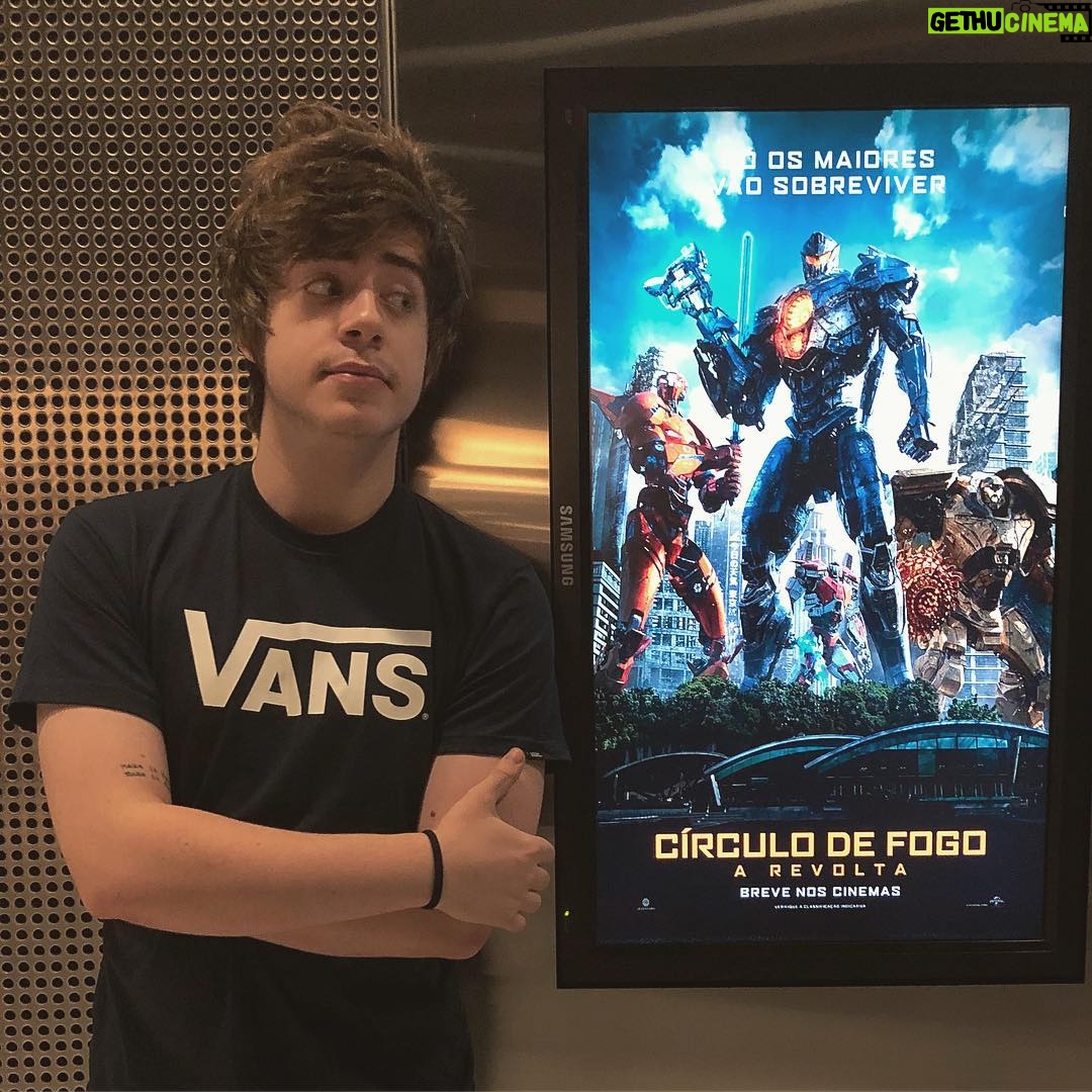 Rafael Lange Instagram - eu saí de casa querendo ver robô gigante dando porrada nos outros e eu juro que eu não podia estar mais feliz, robô gigante é top demais meu deus vão assistir #CirculoDeFogo2 que ta bom eu adorei juro