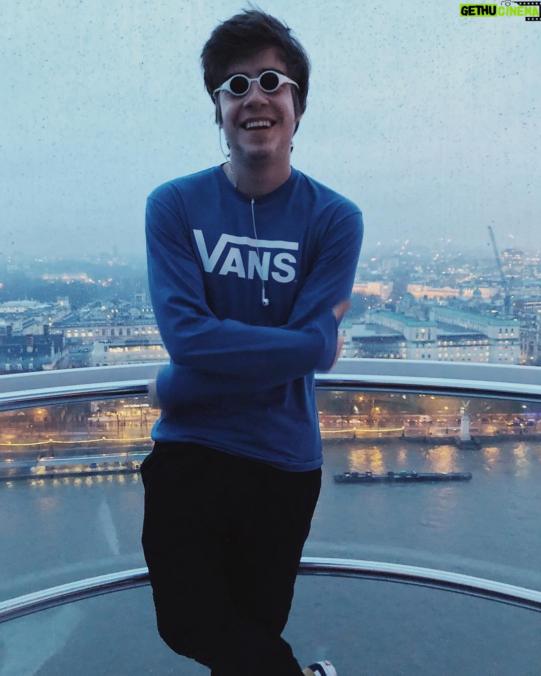 Rafael Lange Instagram - reza a lenda que após a primeira vez que você coloca o oclinhos de bebê, a sua alma é aprisionada dentro de suas lentes London, United Kingdom