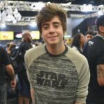 Rafael Lange Instagram - vlw galera q foi lá no stand da Riachuelo na #CCXP17. essa blusa q estou usando é parte da coleção #RiachueloGeek. participei tb de uma HQ no stories confere lá @riachuelo