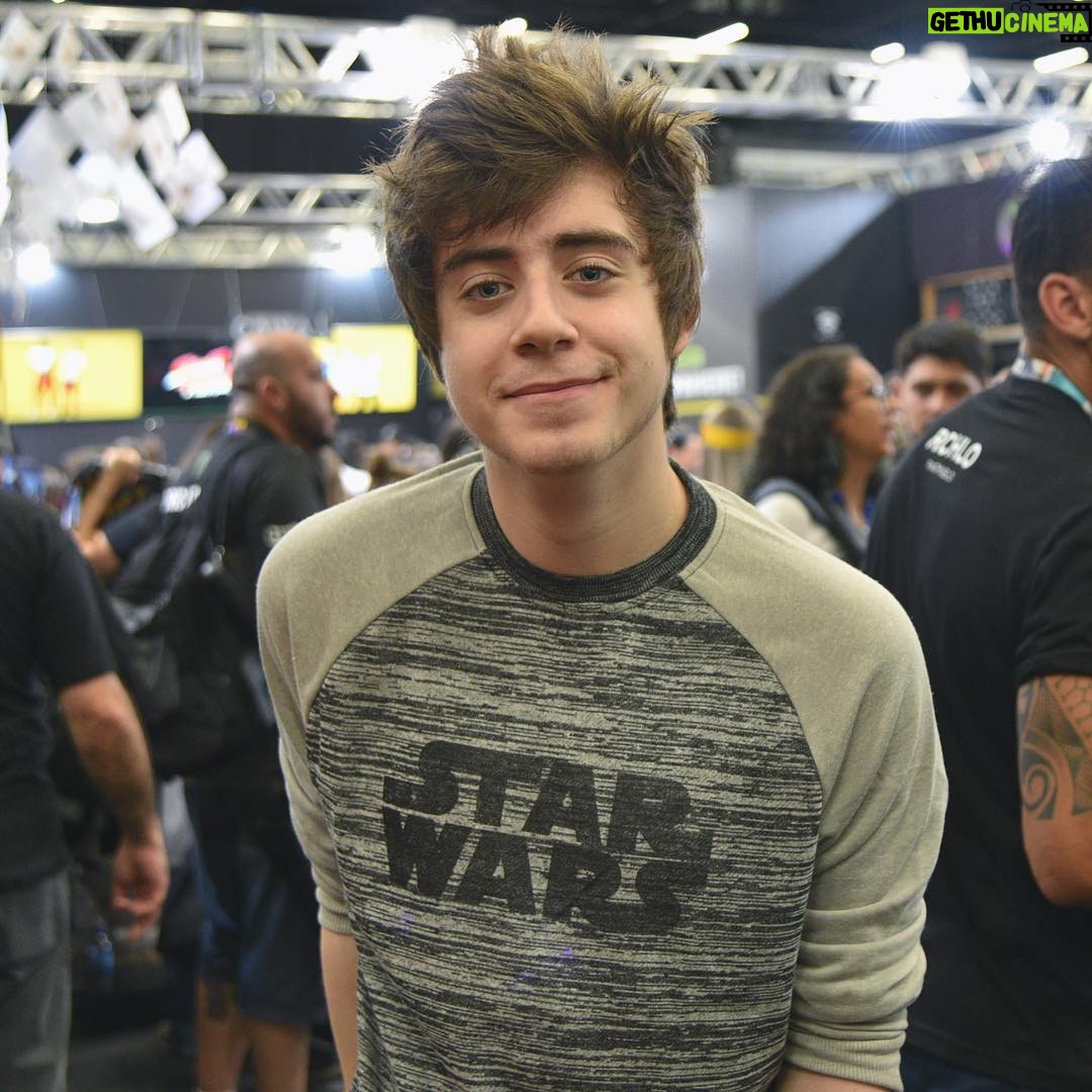 Rafael Lange Instagram - vlw galera q foi lá no stand da Riachuelo na #CCXP17. essa blusa q estou usando é parte da coleção #RiachueloGeek. participei tb de uma HQ no stories confere lá @riachuelo