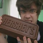 Rafael Lange Instagram - AMIGOS DA INTERNET, #seguraessabarra da ansiedade que dia 8 de novembro começa a 1ª prova de resistência da internet. promoção “barra pesada” da @Hersheysbr que dá R$ 100 mil em barras de ouro e CENTENAS DE BARRAS GIGANTES DE 1,5KG DE CHOCOCATE!! Se prepara, fica esperto e boa sorte! Quem ganhar por favor me chama muito obrigado! https://seguraessabarra.com.br
