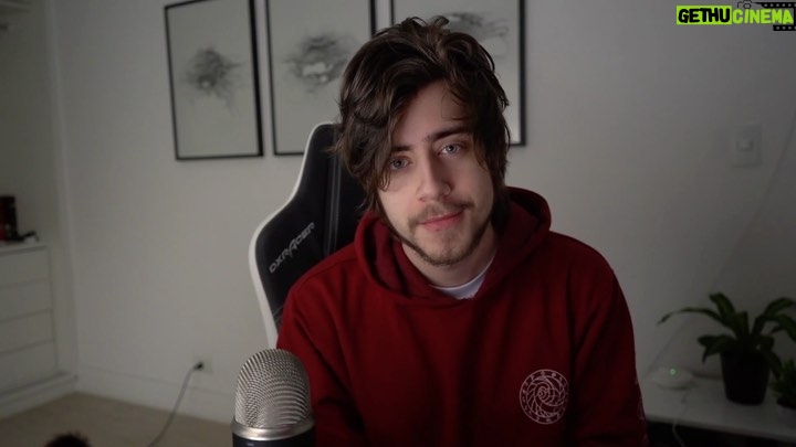 Rafael Lange Instagram - SEGUINTE: eu recebi o meu smartphone novo de duas telas, o G8X da LG, e fiz um videozinho mostrando ele rapidinho em breve vou postar mais coisas mostrando algumas formas de multitarefa com ele também! @lgdobrasil #DUASTELAS #LGG8XTHINQ #ad