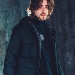 Rafael Lange Instagram - Eu voltei. NOVA COLEÇÃO - "Marcas" Uma linha de roupas desenhadas por @lissahamada inspiradas nos próprios personagens de Ordem Paranormal. Link na bio. 📷: @cinemagrath