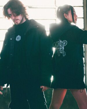 Rafael Lange Instagram - Eu voltei. NOVA COLEÇÃO - "Marcas"

Uma linha de roupas desenhadas por @lissahamada inspiradas nos próprios personagens de Ordem Paranormal.

Link na bio.

📷: @cinemagrath