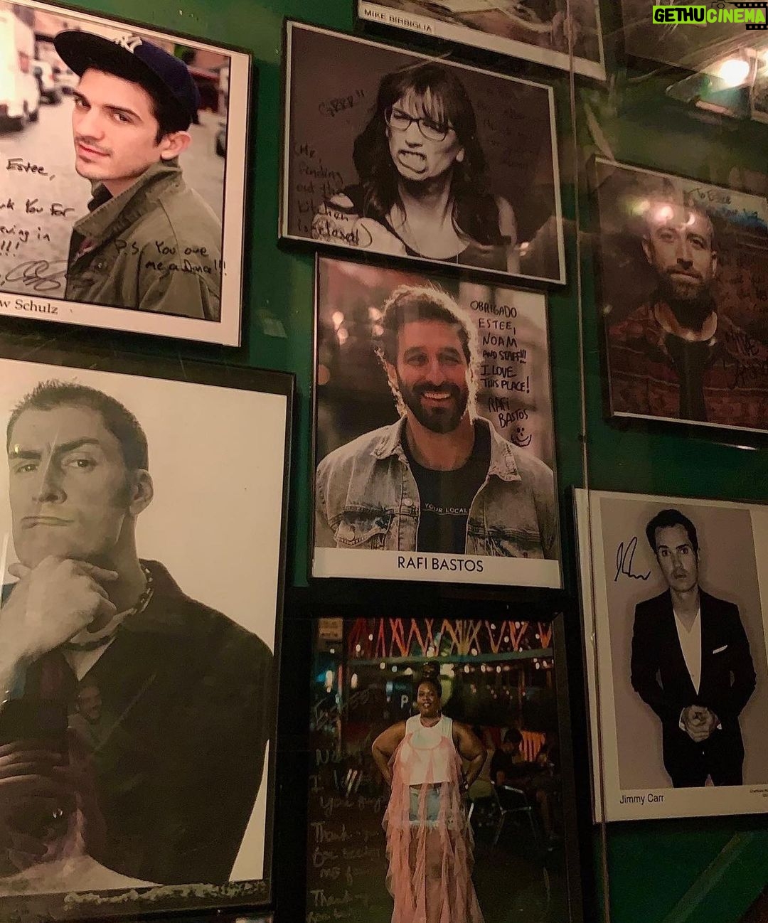 Rafinha Bastos Instagram - Sempre sonhei com essa imagem. Uma das maiores conquistas da minha carreira: Minha foto na parede do Comedy Cellar. Devo estar fazendo alguma coisa certa. Obrigado Noam, Estee, Val, Liz, equipe e colegas comediantes que fazem parte desse lugar incrível (obrigado ao meu amigo @imericneumann pelo clique). Obrigado a você que tá lendo por torcer por mim. 🙌 Ps: Sim… acho RAFI meio esquisito, mas é assim que gringo foge do ‘NH’, então pra mim tá blz. (📸: @carolbiazotto) 🇺🇸 I always dreamed of this image. One of the biggest achievements of my career: My picture on the wall of the Comedy Cellar. I must be doing something right. I'm very happy! Thanks Noam, Estee, Val, Liz, team and fellow comedians who are a part of this amazing place (thanks to my friend @imericneumann for the click). Thanks for cheering for your friend here. 🙌