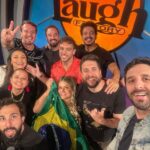 Rafinha Bastos Instagram - Em fevereiro de 2018, eu pisava nesse palco pro meu 1º show nos EUA. 4 anos depois, eu voltei cheio de amigos. Noite especial demais ontem. 2 shows lotados pro festival Netflix is a Joke. Vai Brasiiiiiillllll! :) Ps: Pode me chamar de mestre das selfies. Obrigado. The Laugh Factory