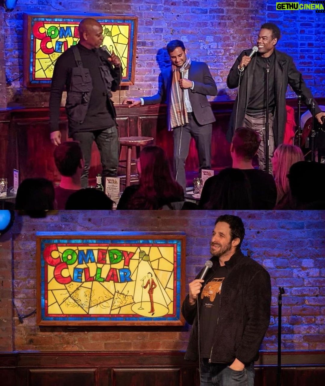 Rafinha Bastos Instagram - Fotos da noite desse sábado no Comedy Cellar. Em uma imagem, os melhores 15 minutos já vistos num palco de stand-up comedy. Na outra imagem, o encontro de Dave Chapelle, Chris Rock e Azis Ansari. 🇺🇸 Photos from this Saturday night at the Comedy Cellar. In one image, the best 15 minutes ever seen on a stand-up comedy stage. In the other image, the meeting of Dave Chapelle, Chris Rock and Azis Ansari. Village Underground