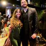 Rafinha Bastos Instagram – O Rafinha Bastos com roupa de gente passando pela sua timeline. Ps: Pra quem perguntou as grifes… o blazer eu roubei da Band, a camisa é do meu pai, a calça foi R$59,90 na C&A e nos pés (que eu cortei na foto) ostento um All-Star top de 1997. São Paulo, Brazil